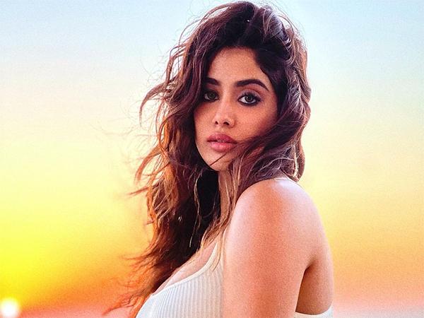 Pic Talk: Irresistible Curves In Tight Top