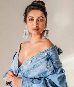 Pic Talk: Telugu Girl Tejaswi Madivada's Cleavage Show