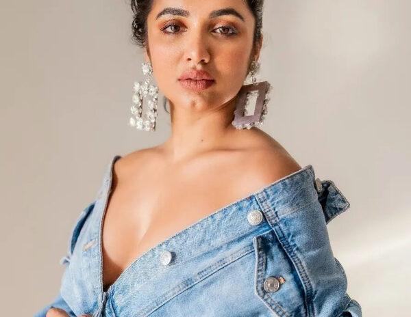 Pic Talk: Telugu Girl's Cleavage Show