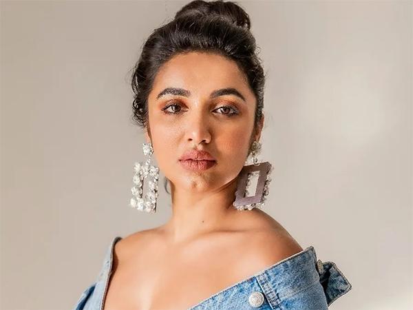 Pic Talk: Telugu Girl's Cleavage Show