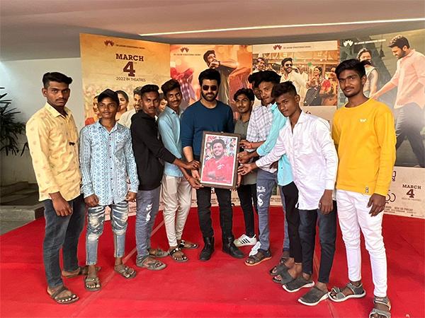 Sharwanand Warmly Receives Fans