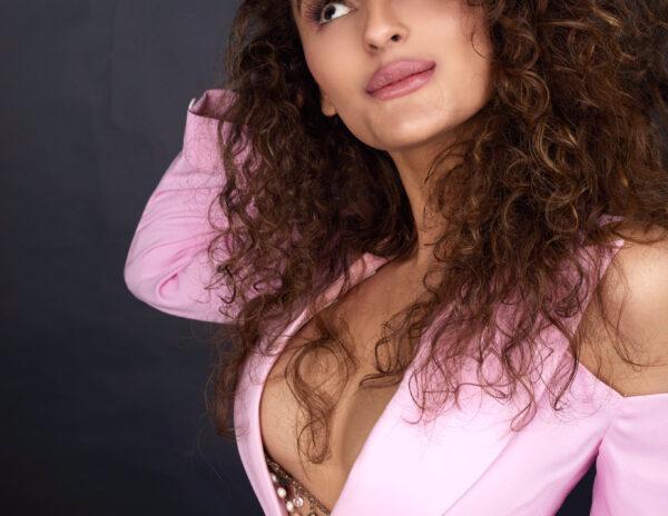 Pic Talk: Heroine’s Cleavage Show In A Revealing Jacket