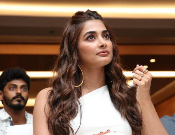 Pooja Fails to Convince on the Differences With Prabhas