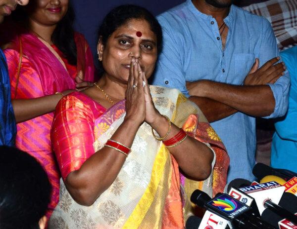 Vijayamma To Resign For YSR Congress?