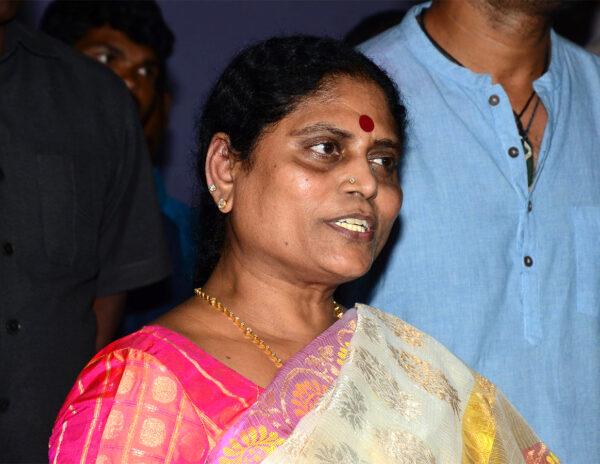 is ys vijayamma resigned from ysr congress party