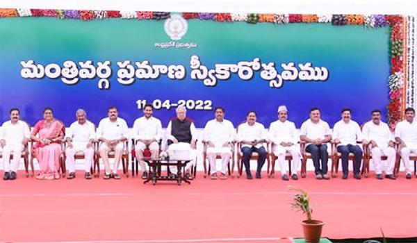 వికేంద్రీకరణ... రాజధానికి ఓకే గానీ, పదవులకు కాదా..?