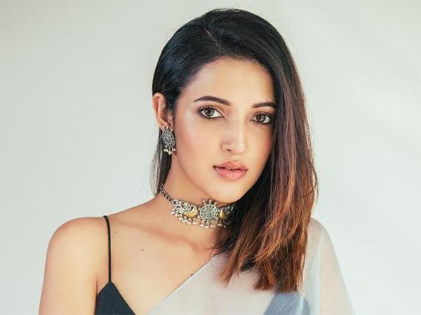 Pic Talk - DJ Tillu Girl Kills It in a Stylish Saree