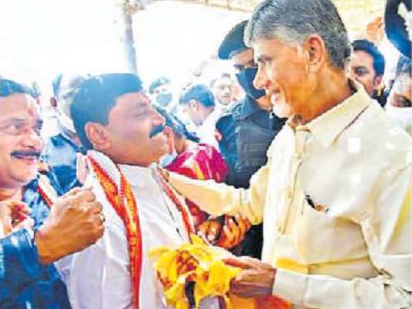 Pic Talk: Jagan's Uncle's Smiling Pose With Chandrababu