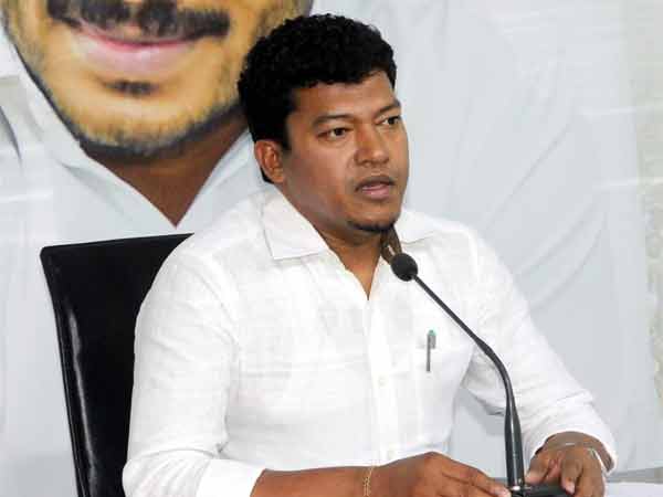 farmers-stops-minister-seediri-appalaraju-convoy