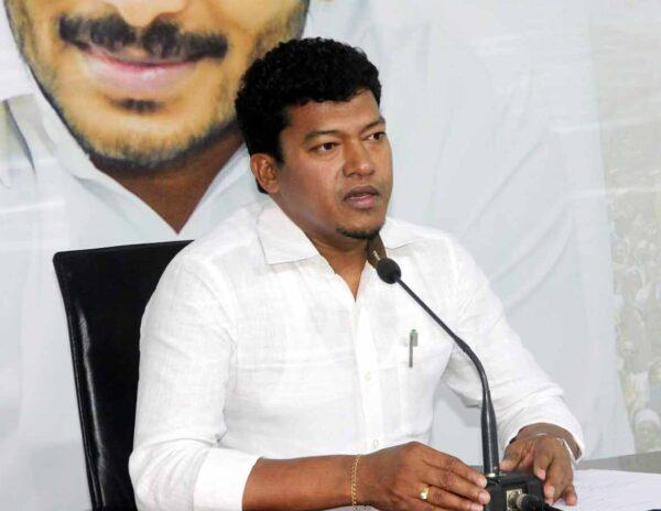 farmers-stops-minister-seediri-appalaraju-convoy