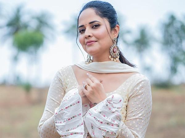 Anasuya costumes hustle again