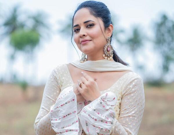 Anasuya costumes hustle again
