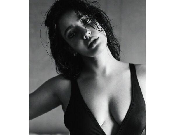 Pic Talk: Sharma Lady’s Delightful Curves