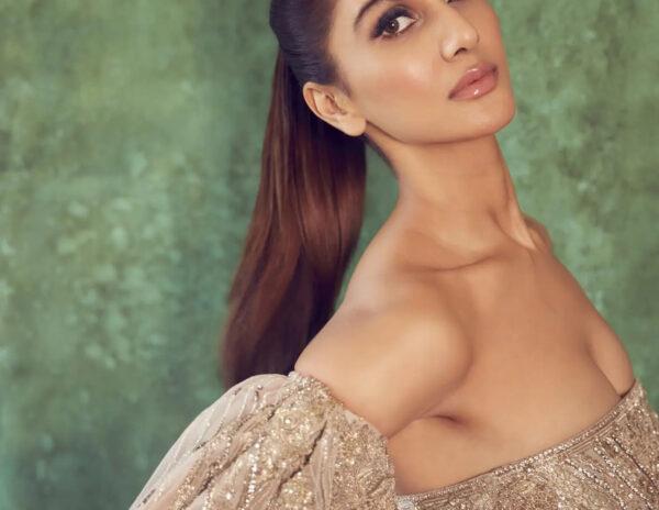 Pic Talk: Slender Beauty's Tempting Show