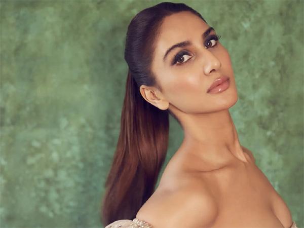Pic Talk: Slender Beauty's Tempting Show