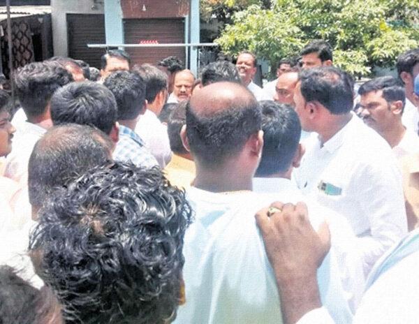 YSRCP leaders quarrel during gadapa gadapa ki ycp