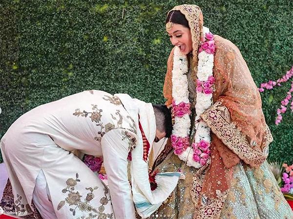 Bollywood-style Gesture by Groom Makes US Desis Go Aww