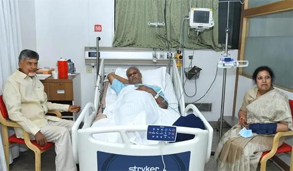 Chandrababu Naidu visits Daggubati Venkateswara rao in apollo hospital