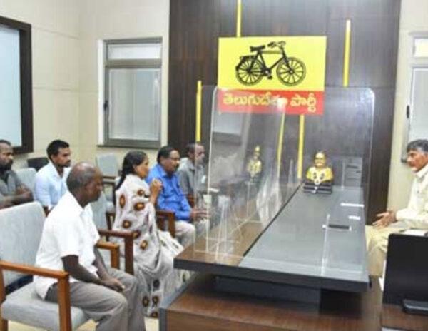Driver_Subramanyam_Family_Met_Chandrababu_Naidu
