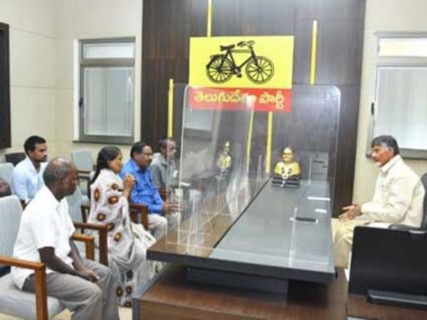 Driver_Subramanyam_Family_Met_Chandrababu_Naidu