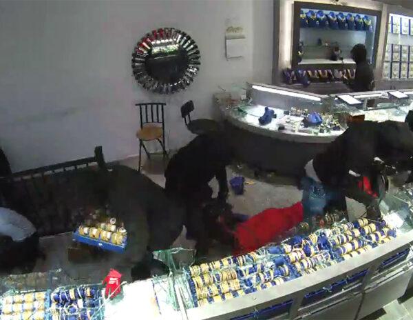 Video: Indian Jewellery Store In New York Robbed