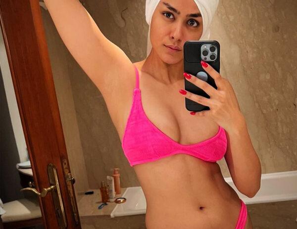 Pic Talk: Netflix Sivagaami In Pink Bikini