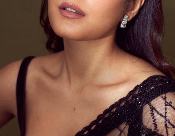 Pic Talk: Milky Curves In Black Saree