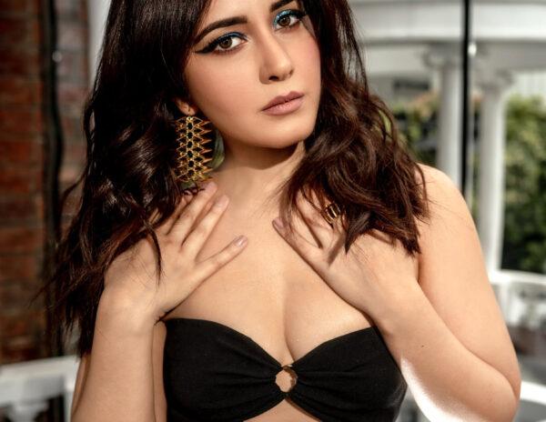 Pic Talk: Milky Beauty’s Glamour Blast In Blask