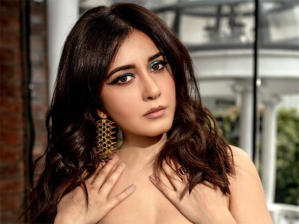 Pic Talk: Milky Beauty’s Glamour Blast In Blask