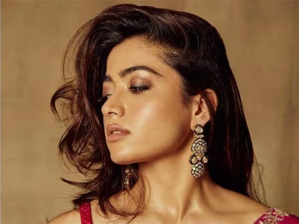 Pic Talk: Rashmika’s Show In Red Saree