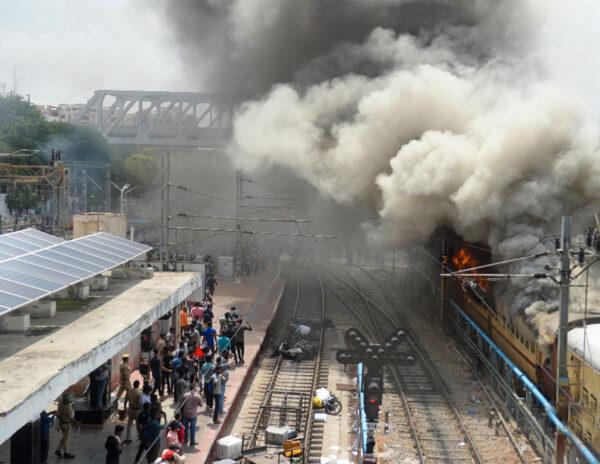 High Tension @ Secunderabad Rly Station, Police Fire In Air
