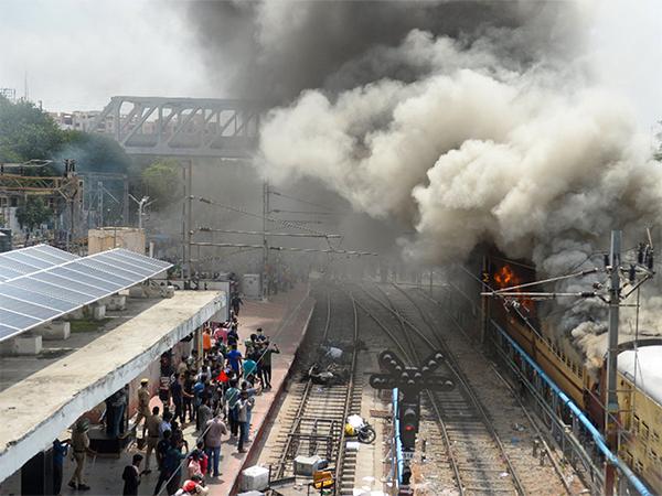 High Tension @ Secunderabad Rly Station, Police Fire In Air