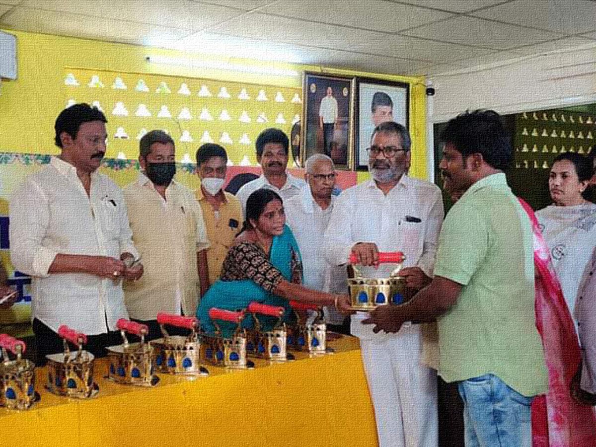 Gadde-rammohan-distributes-iron-boxes