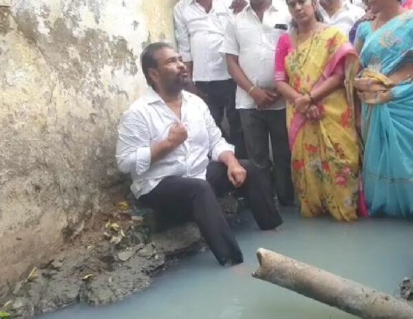 Kotamreddy Sridhar Reddy protests sitting in sewage canal 