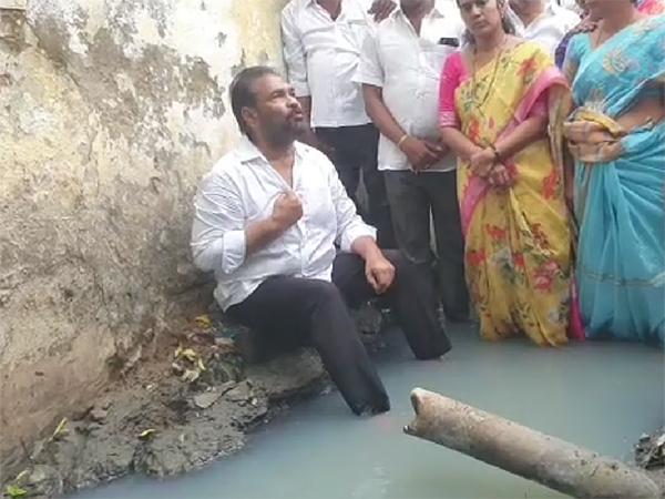 Kotamreddy Sridhar Reddy protests sitting in sewage canal