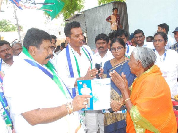 Old-Woman-Shock-Adoni-YSRCP-MLA-SaiPrasadReddy