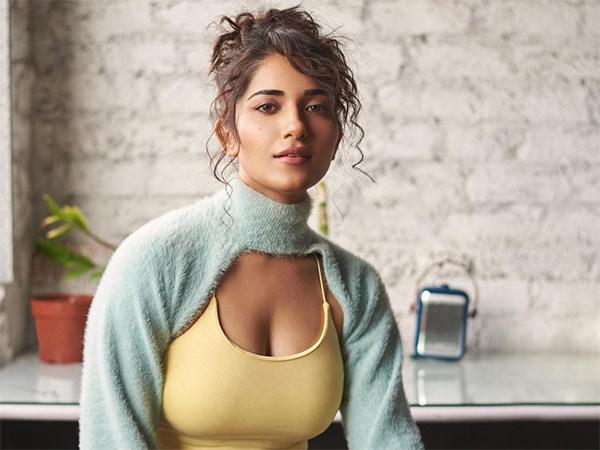 Pic Talk: Sharma Girl’s Sensational Curves