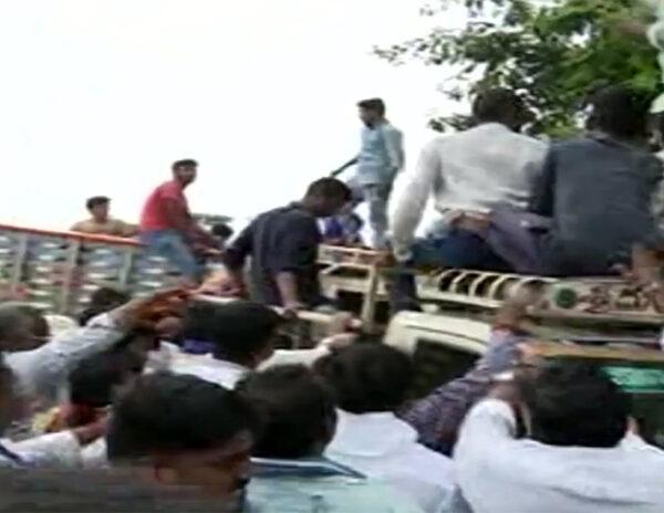 Viral Video: Kits Looted @ YSRCP Plenary!