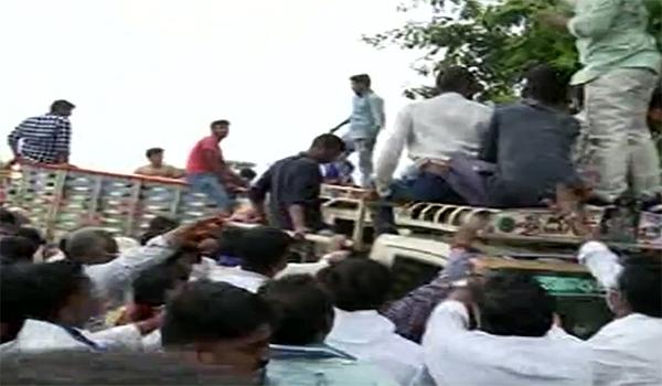 Viral Video: Kits Looted @ YSRCP Plenary!