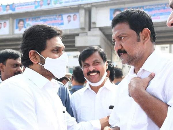 YS-Jagan-Vallabhaneni-Vamsi-Mohan