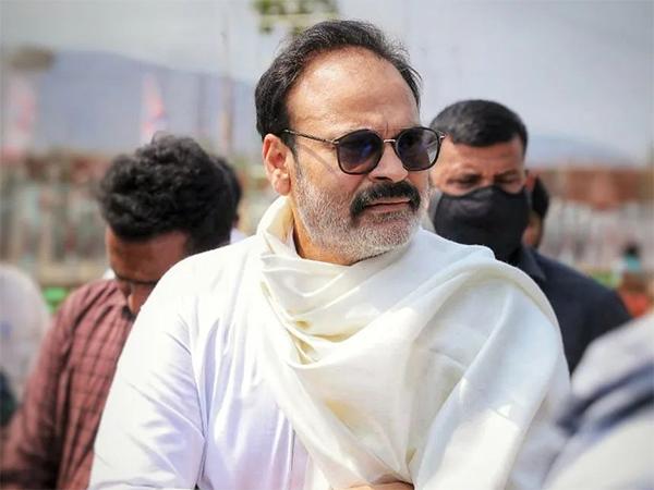 Baaga Kaalega Unnatunnaru, Nagababu