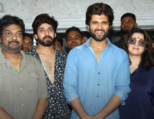 Vijay-Deverakonda-and-Team-Liger-Seeks-Divine-Blessings