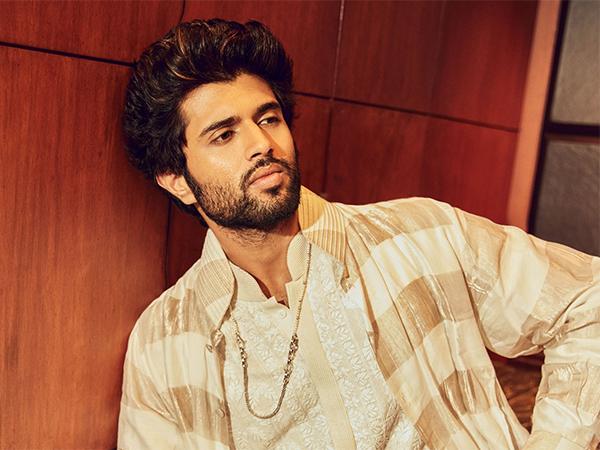 Vijay Deverakonda Meets Bitter Critic & Clarifies