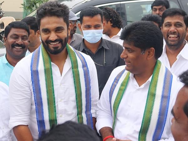 Rajamahendravam: YSR Congress Continues To Struggle