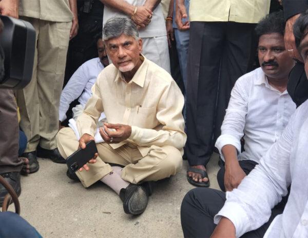 chandrababu Naidu Protest at kuppam on road