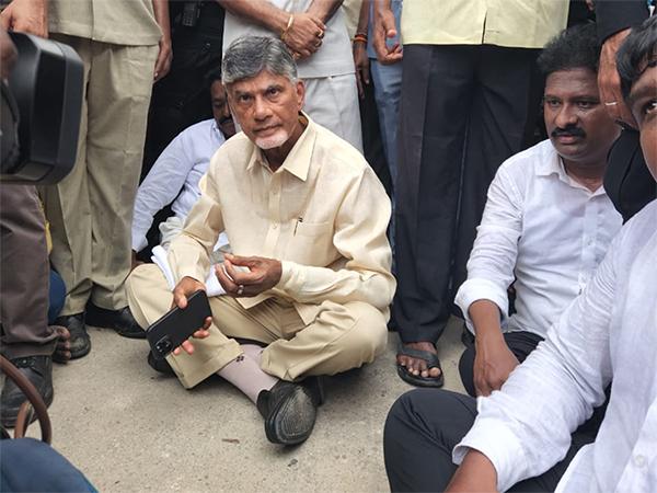 chandrababu Naidu Protest at kuppam on road