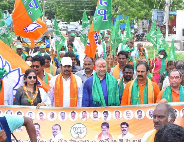 అమరావతిలో బిజెపి నేతల మొసలి కన్నీళ్ళు