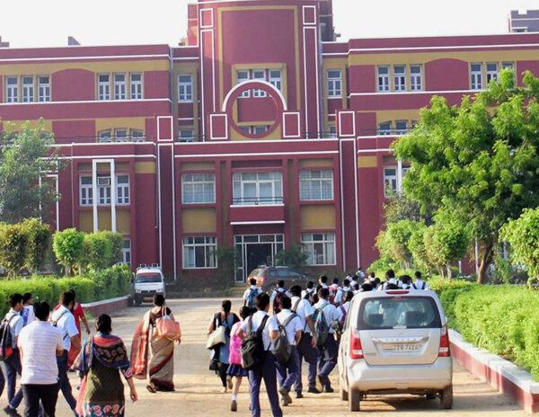  Jagan government issued order 25 percent seats for poor students in private schools