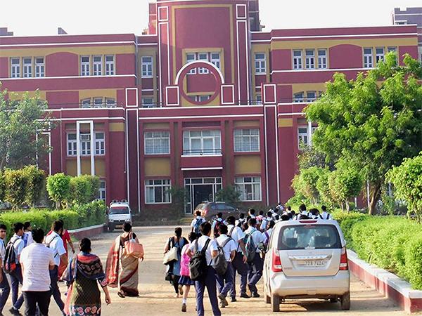 Jagan government issued order 25 percent seats for poor students in private schools