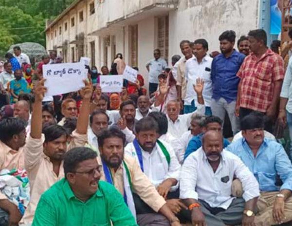 ysr congress mla's fight between undavalli sridevi Dokka Manikyavara Prasad